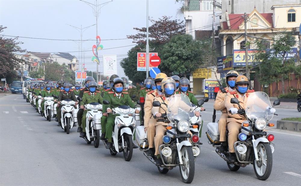 Lực lượng Công an nhân dân ra quân đảm bảo an ninh, trật tự. 