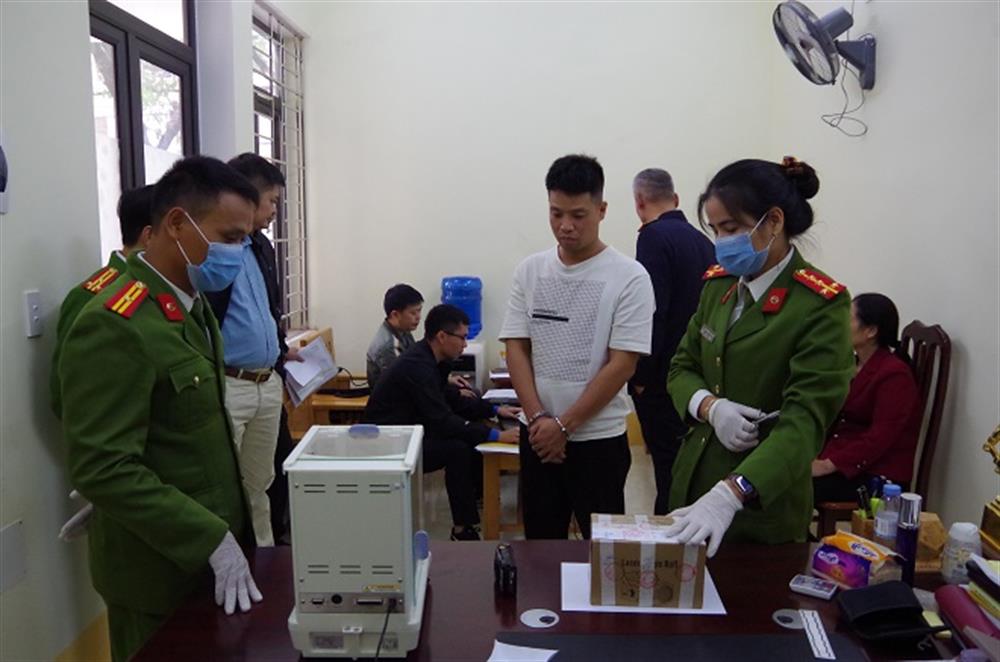 Lực lượng chức năng tiến hành cân tịnh số ma tuý thu giữ được tại nhà của đối tượng Đỗ Văn Kiên.
