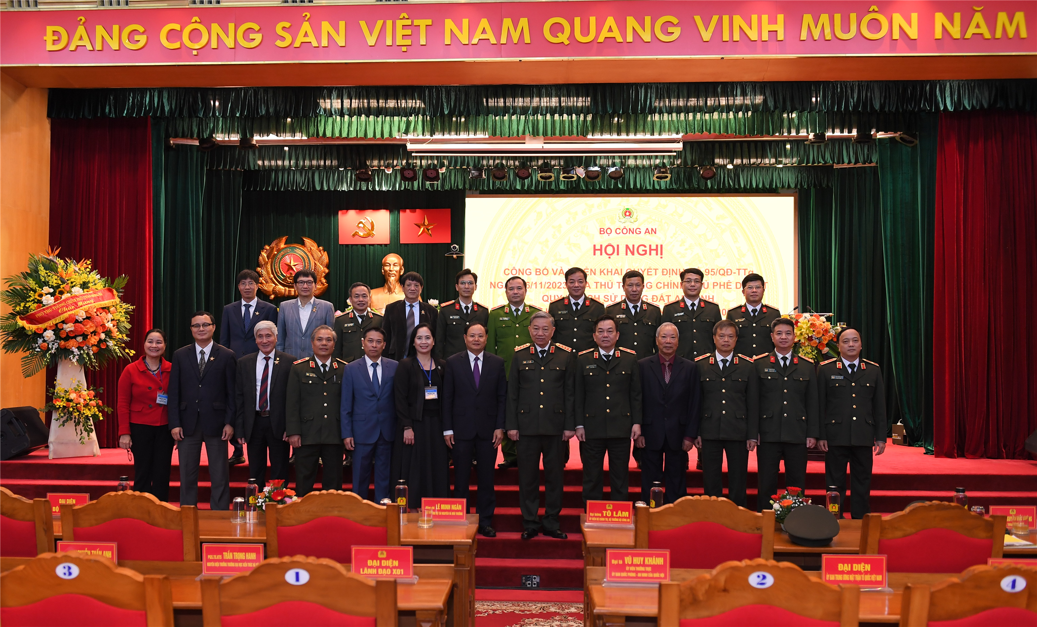 Bộ trưởng Tô Lâm cùng các đại biểu chụp ảnh lưu niệm.