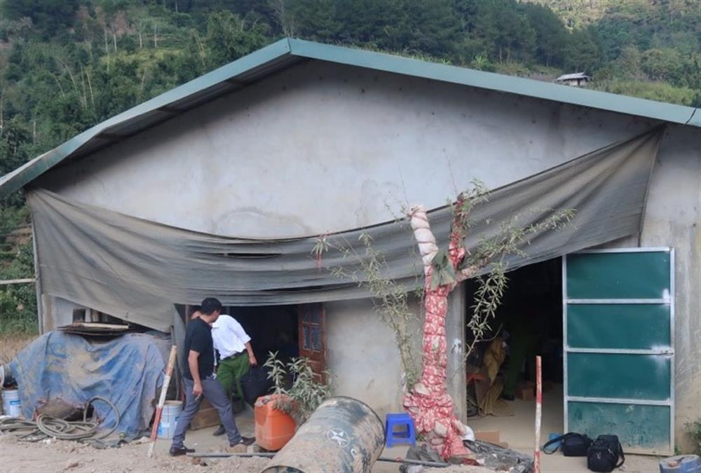 Nơi cất giấu gần 1 tạ thuốc nổ cùng tang vật khác.