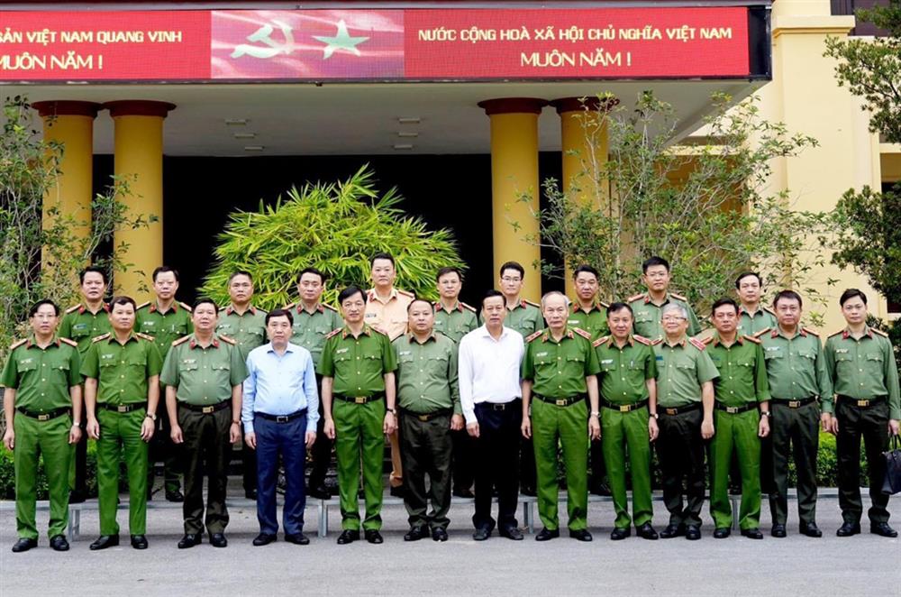 Thứ trưởng Nguyễn Duy Ngọc cùng các đại biểu.