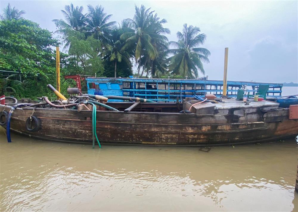 Phương tiện khai thác cát do đối tượng điều khiển bị cơ quan Công an tạm giữ.
