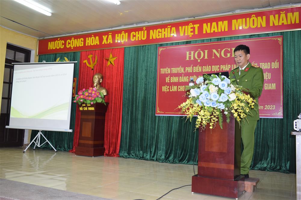 Thượng tá Hà Thanh Bình thông tin đến phạm nhân các quy định mới về công tác tái hoà nhập cộng đồng.