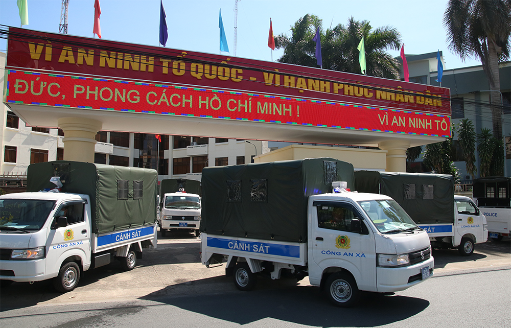 Dàn xe ô tô tải chuyên dụng được trao cho lực lượng Công an xã, thị trấn.