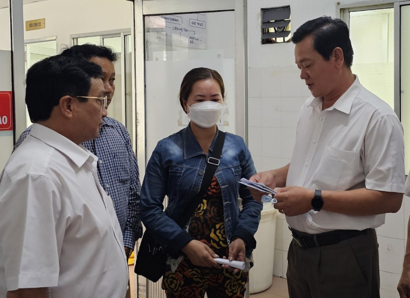 Đoàn công tác Huyện ủy, Ủy ban nhân dân huyện Trà Ôn thăm hỏi, động viên người thân Đại úy Trần Hoàng Ngôi.