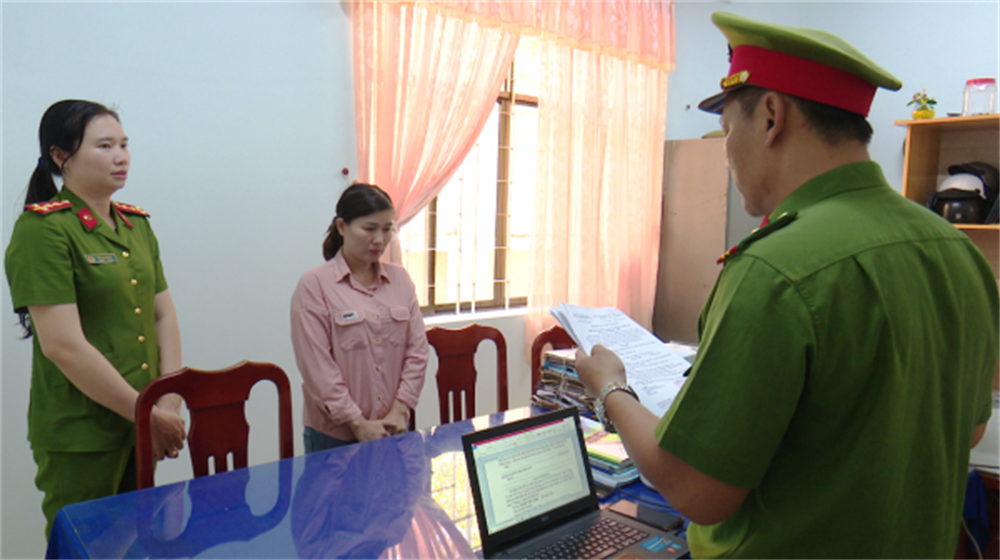 Cơ quan Cảnh sát điều tra Công an tỉnh Bạc Liêu tiến hành tống đạt Quyết định và Lệnh đối với Nguyễn Thùy Trang (áo hồng).
