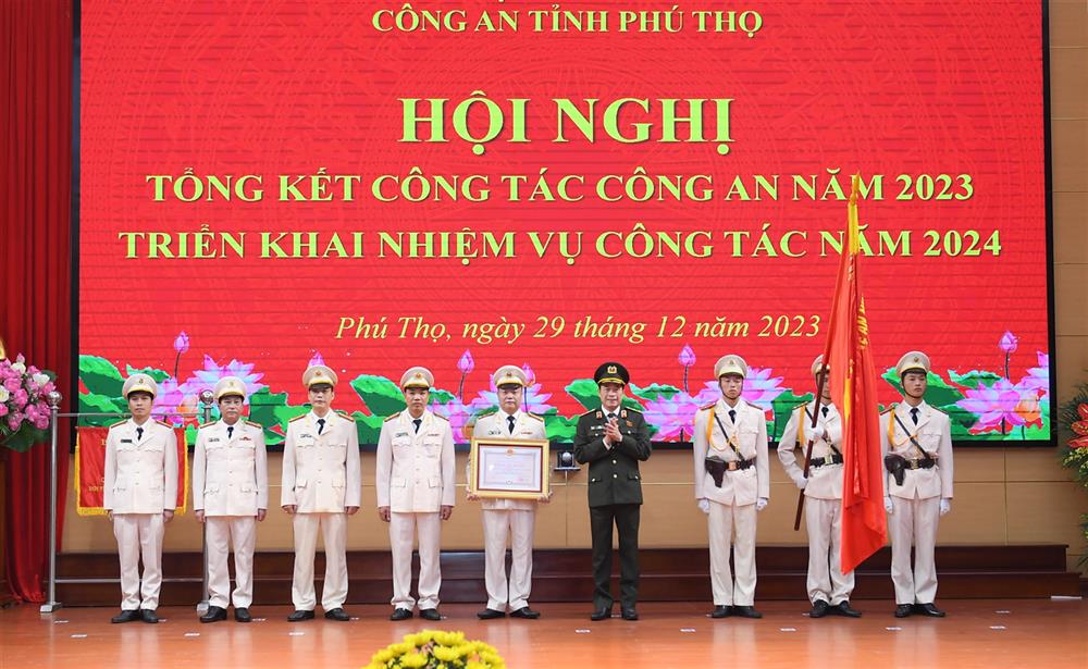 thừa uỷ quyền của lãnh đạo Đảng, Nhà nước, Thứ trưởng Lê Quốc Hùng trao Huân chương Chiến công hạng Nhất tặng Phòng Cảnh sát kinh tế, Công an tỉnh Phú Thọ. 