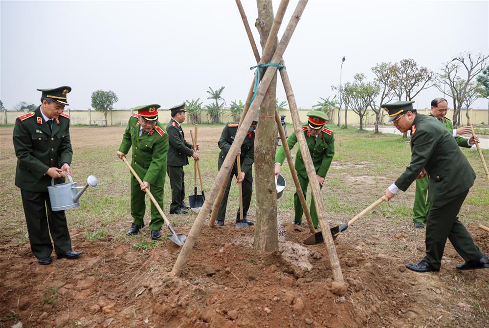 Thứ trưởng Nguyễn Văn Long cùng các đại biểu trồng cây tại khuôn viên Trung tâm Huấn luyện và Bồi dưỡng nghiệp vụ.