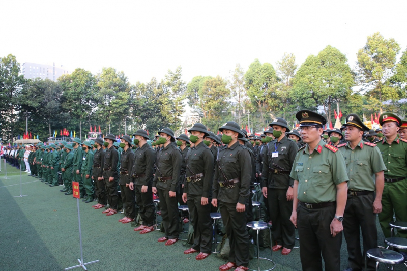 Các công dân ưu tú lên đường nhập ngũ.