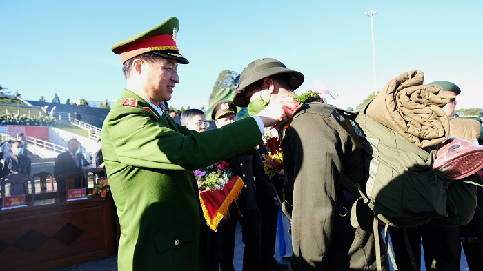 Thứ trưởng Nguyễn Duy Ngọc tặng hoa, động viên các công dân thực hiện nghĩa vụ Công an nhân dân.