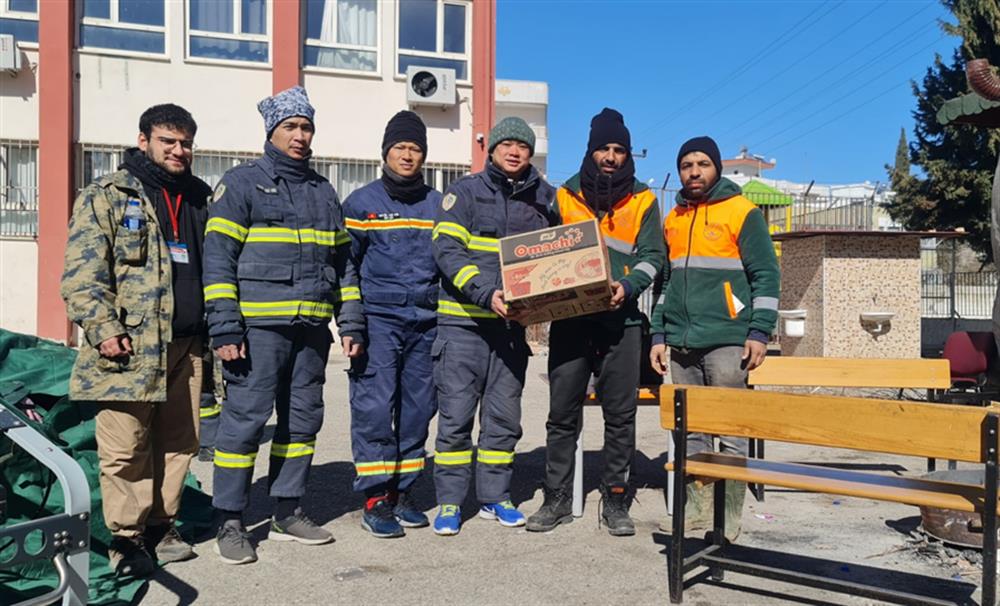 Đoàn công tác Bộ Công an thăm hỏi, trao quà tặng người dân tại khu tập trung.