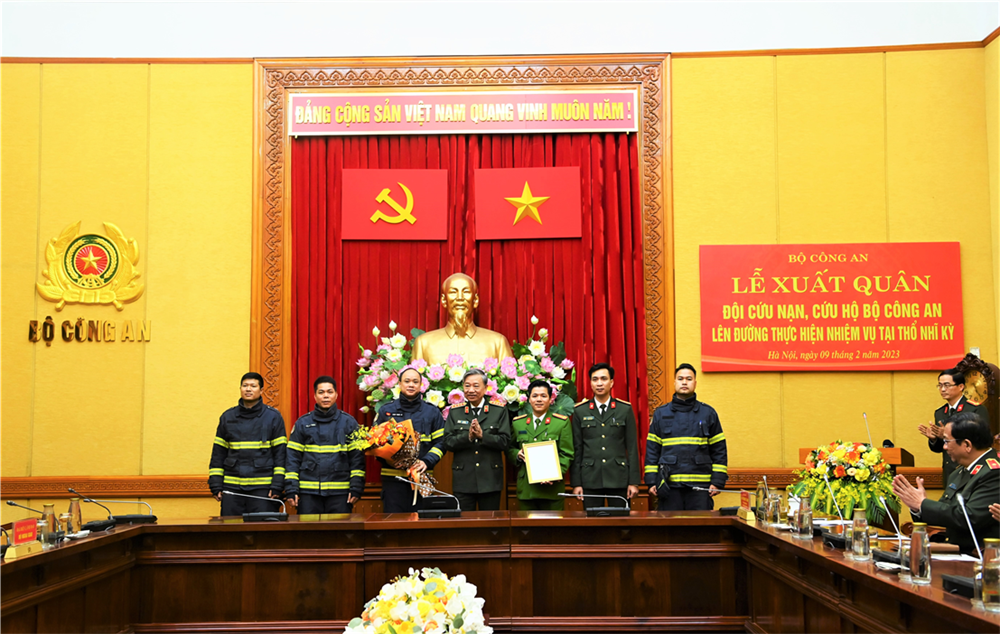 Bộ trưởng Tô Lâm trao Quyết định của Bộ Công an cử Đoàn công tác tham gia công tác cứu nạn, cứu hộ tại Thổ Nhĩ Kỳ.
