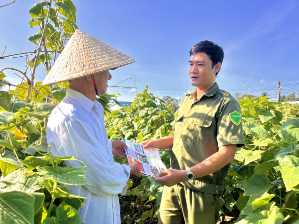 Công an xã Hưng Mỹ phát tờ rơi tuyên truyền pháp luật cho người dân