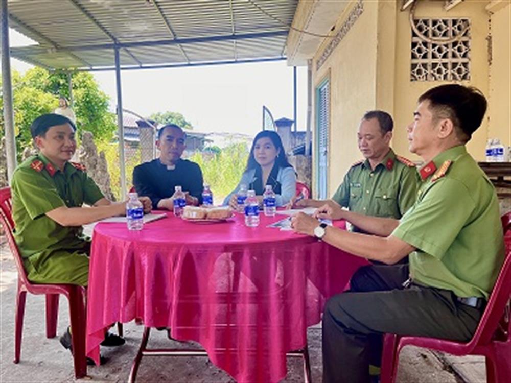 Chính quyền địa phương và Công an cơ sở tiếp xúc với Linh mục Nguyễn Thanh Trà, Linh mục phó Họ đạo Phước Hảo, huyện Châu Thành.