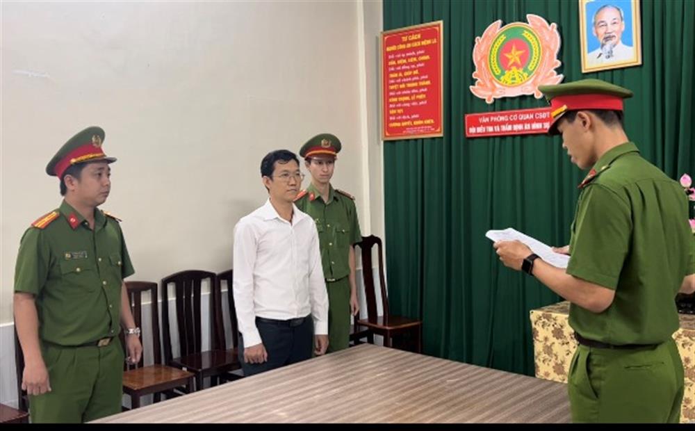 Cơ quan Cảnh sát điều tra, Công an TP. Hồ Chí Minh tống đạt các Quyết định và Lệnh đối với Đặng Anh Quân.