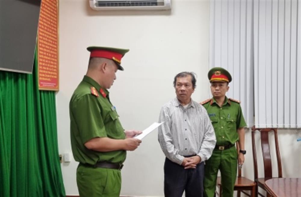 Phòng Cảnh sát hình sự, Công an TP. Hồ Chí Minh tống đạt các Quyết định và Lệnh đối với Đặng Thị Hàn Ni và Trần Văn Sỹ.