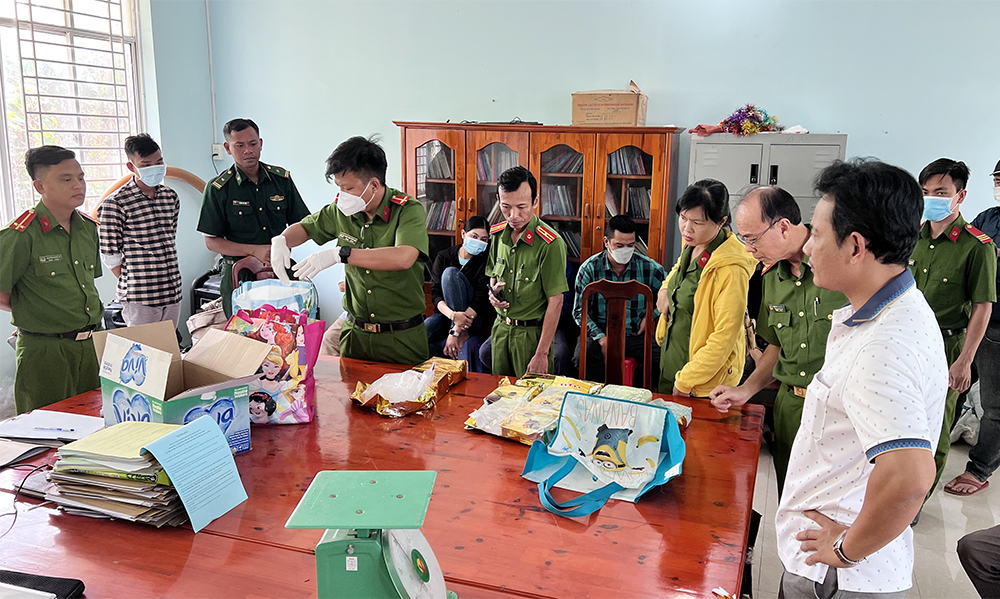 Lực lượng Công an kiểm đếm số tang vật tạm giữ.