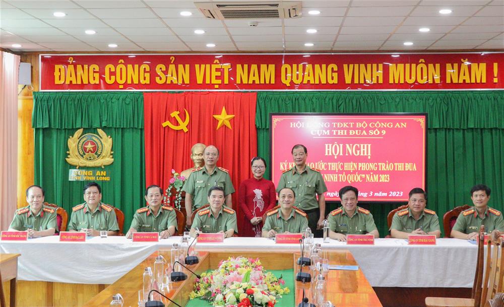 Đại diện lãnh đạo Ủy ban nhân dân tỉnh Vĩnh Long, Văn phòng Bộ Công an, Cục Công tác đảng và công tác chính trị, chứng kiến việc ký kết Cụm thi đua số 9.  