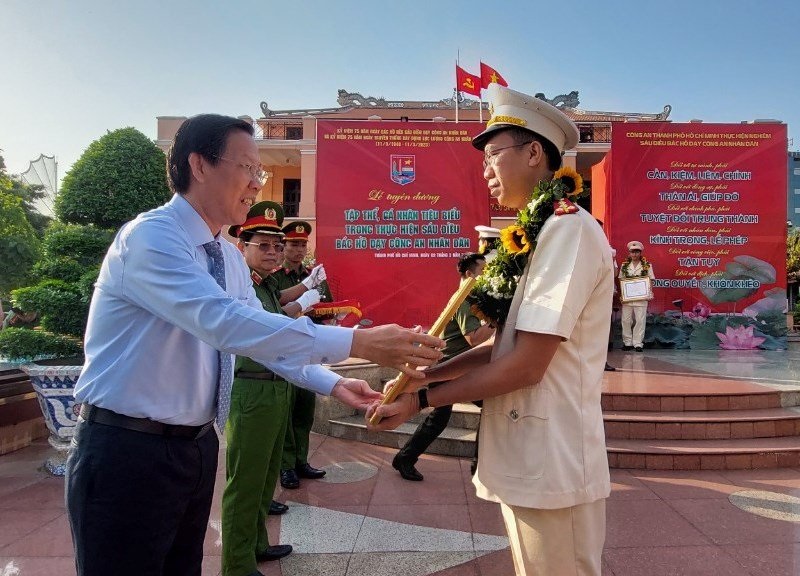 Đồng chí Phan Văn Mãi, Chủ tịch Ủy ban nhân dân TP. Hồ Chí Minh trao thưởng, tuyên dương các tập thể, cá nhân.