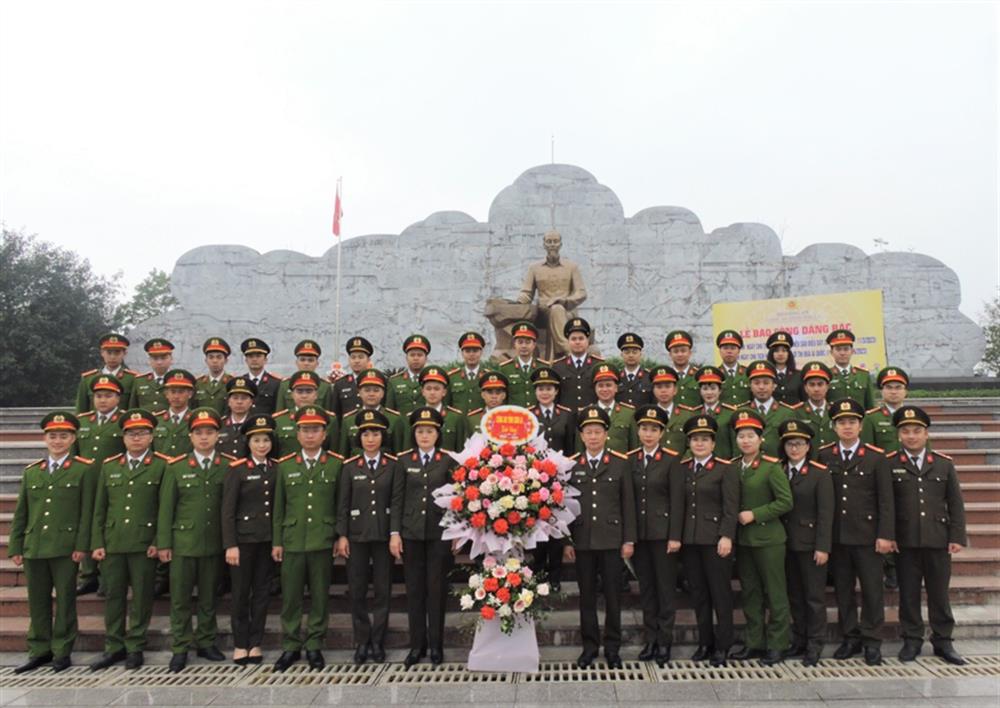 Đoàn đại biểu Công an tỉnh Sơn La báo công dâng Bác tại Khu lưu niệm Sáu điều Bác Hồ dạy Công an nhân dân.