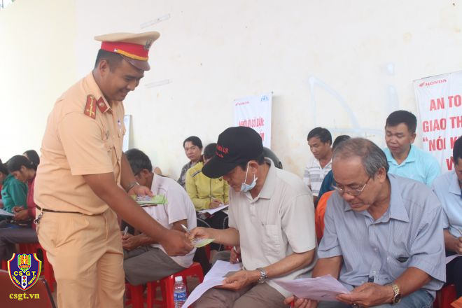 Cảnh sát giao thông phát cẩm nang tuyên truyền tác hại của rượu bia khi tham gia giao thông.