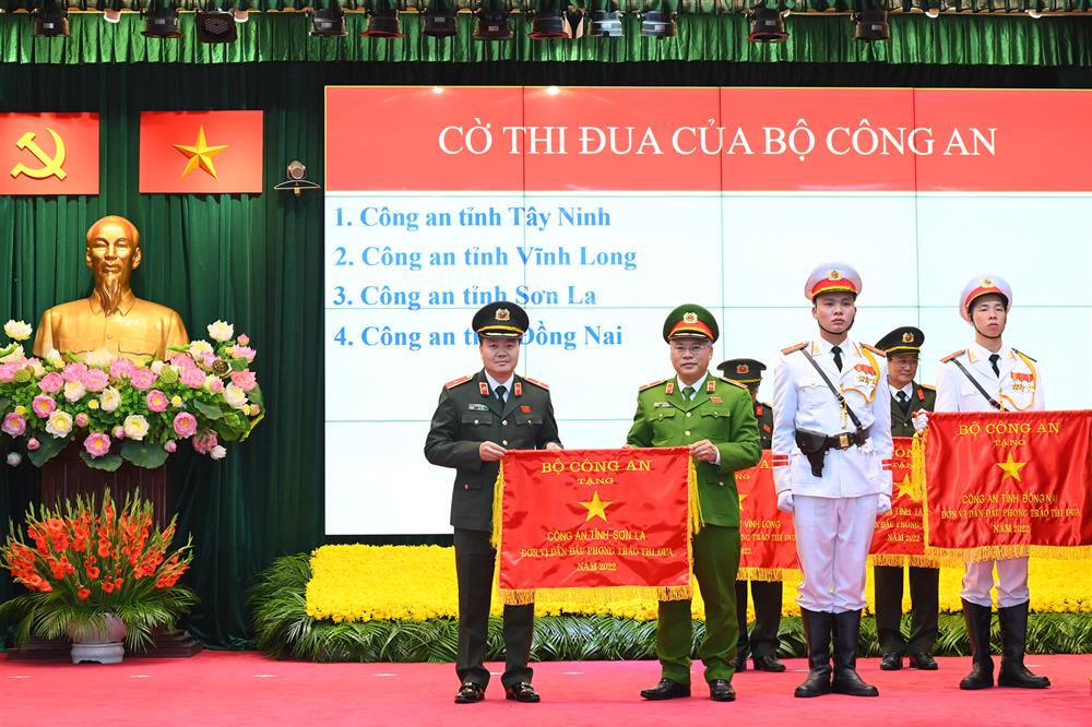 Công an tỉnh Sơn La vinh dự được nhận Cờ thi đua của Bộ Công an.