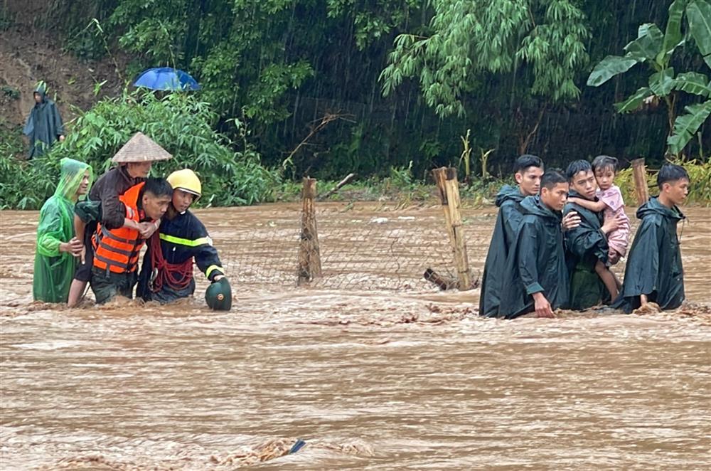 Lực lượng Công an tỉnh Sơn La giúp dân khỏi vùng lũ quét.