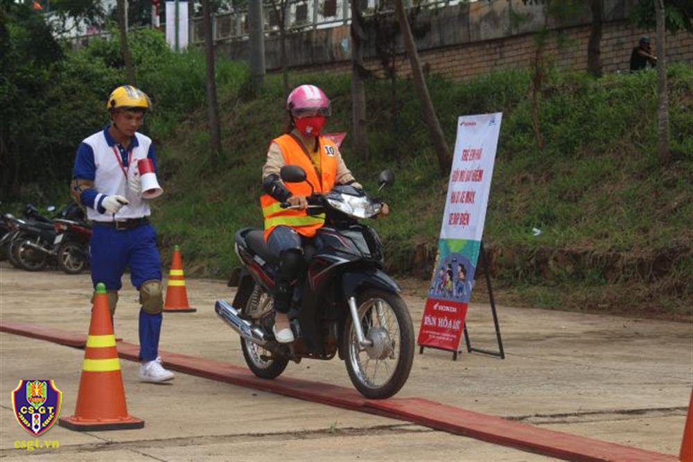 Hướng dẫn kỹ năng lái xe an toàn trên đường hẹp.
