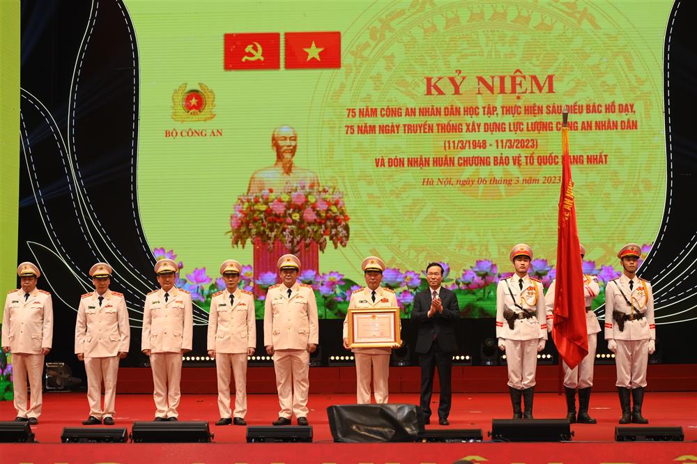Chủ tịch nước Võ Văn Thưởng trao Huân chương Bảo vệ Tổ quốc hạng Nhất tặng lực lượng Xây dựng lực lượng CAND