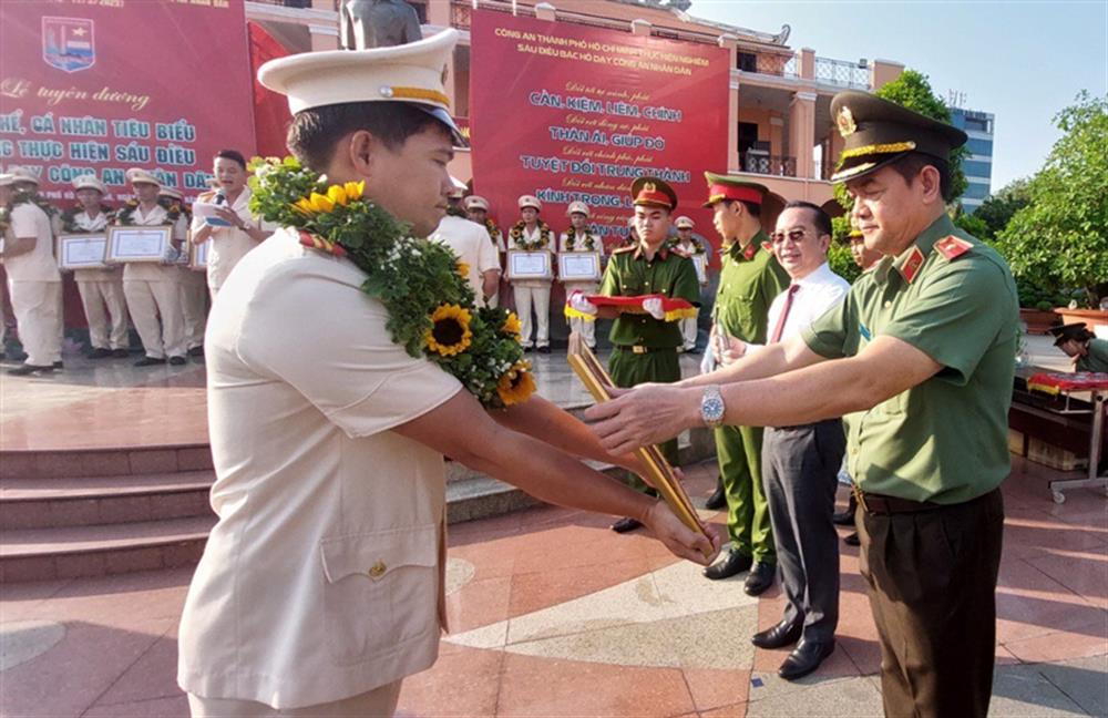 Thiếu tướng Lê Hồng Nam, Giám đốc CATP Hồ Chí Minh trao thưởng, tuyên dương các tập thể, cá nhân.