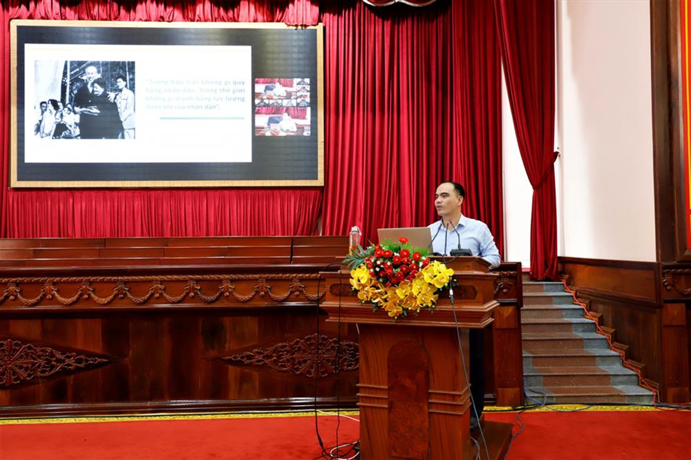 Trung tá, TS Lê Hoàng Việt Lâm giới thiệu các nội dung tại buổi sinh hoạt.
