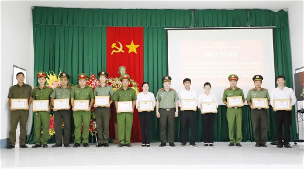 Đại tá Nguyễn Văn Thắng, Phó Giám đốc Công an tỉnh Hậu Giang trao Giấy khen tặng các tập thể, cá nhân tiêu biểu trong xây dựng “Xã điển hình tiên tiến về phong trào toàn dân bảo vệ ANTQ” tại xã Thạnh Xuân. 