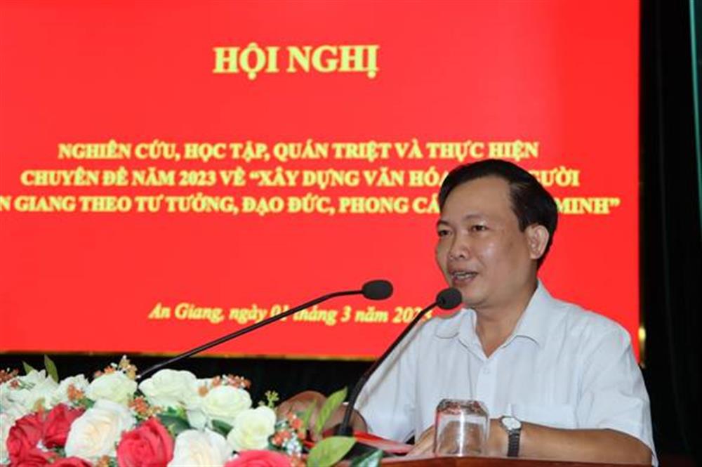 Đồng chí Nguyễn Hữu Thịnh báo cáo chuyên đề tại Hội nghị.