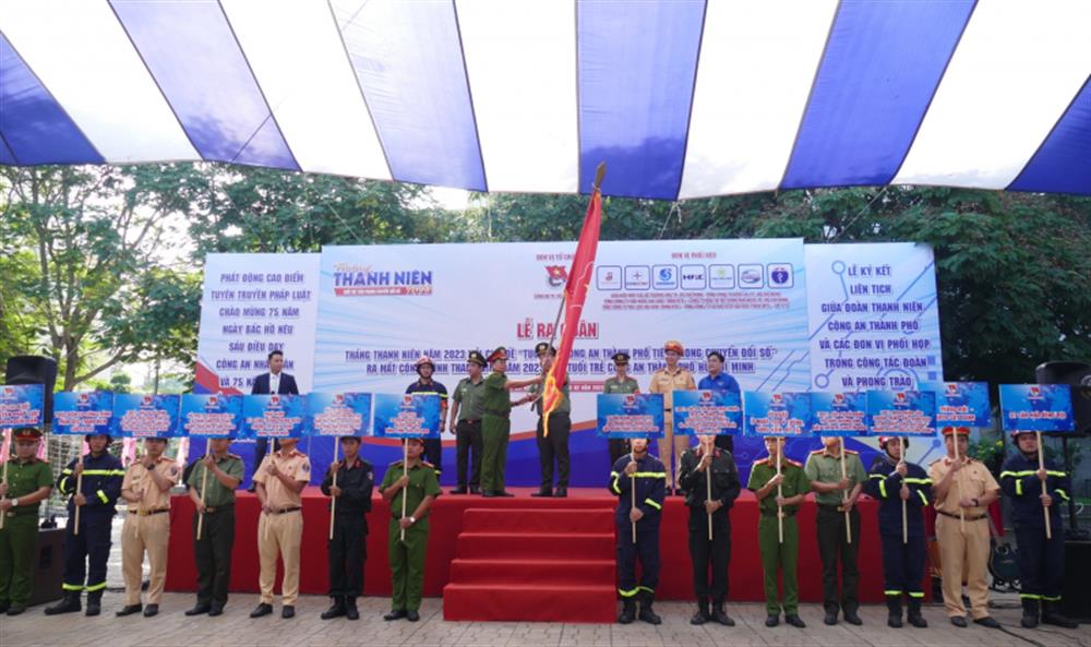 Thiếu tướng Trần Đức Tài, Phó Giám đốc CATP Hồ Chí Minh trao cờ lệnh xuất quân cho Đại úy Đặng Văn Thắng, Bí thư Đoàn Thanh niên CATP.