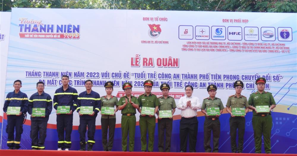 Thiếu tướng Trần Đức Tài trao các phần quà tặng cán bộ, chiến sĩ có hoàn cảnh khó khăn.
