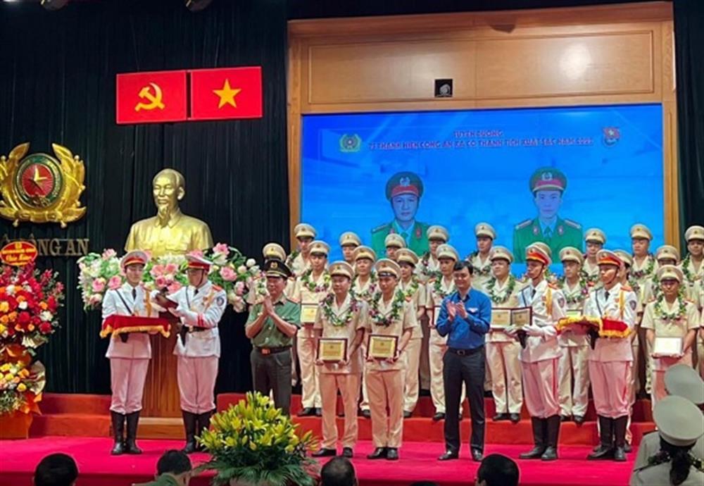 Trung úy Võ Minh Biện (hàng đầu, thứ 4 từ phải sang) được Bộ Công an tuyên dương "Thanh niên Công an xã có thành tích xuất sắc năm 2022".