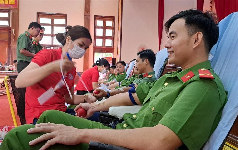 Cán bộ, đoàn viên Công an tỉnh Hậu Giang tham gia hiến máu tình nguyện.