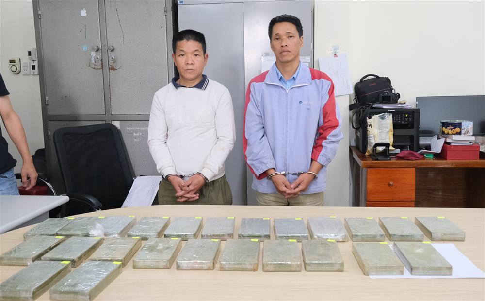 Các đối tượng cùng tang vật.