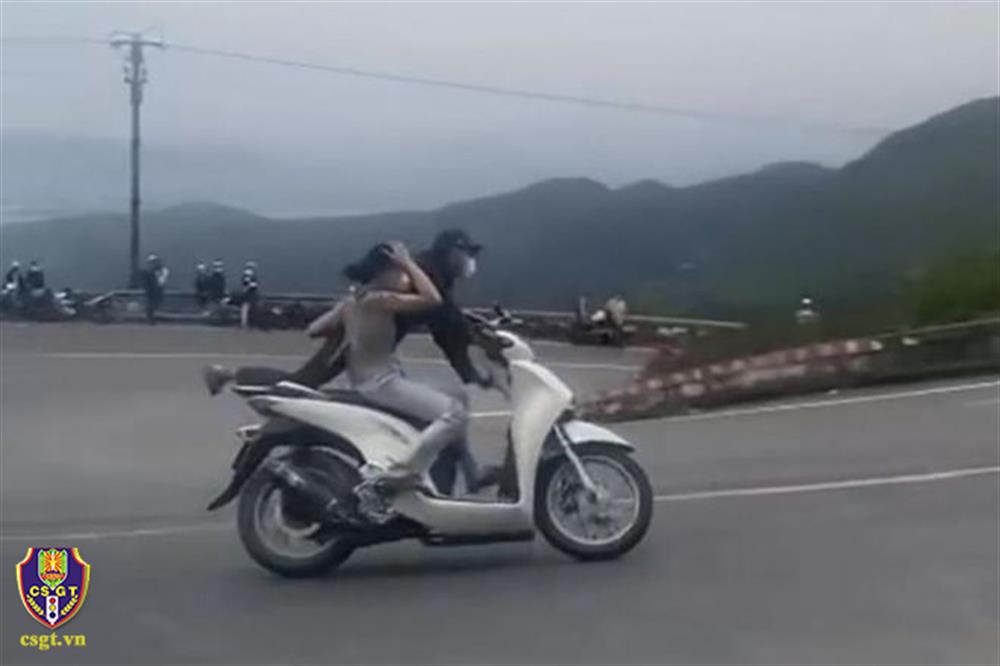 Pha "biểu diễn" nguy hiểm của hai vợ chồng Thế Anh và Ngân trên đèo Hải Vân.