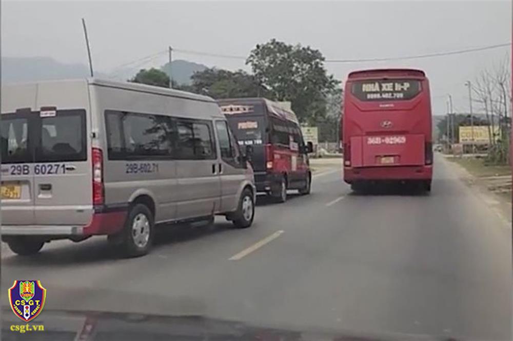 Hai xe khách dàn hàng ngang "ngăn chặn" xe 29B 602.XX trên đường.