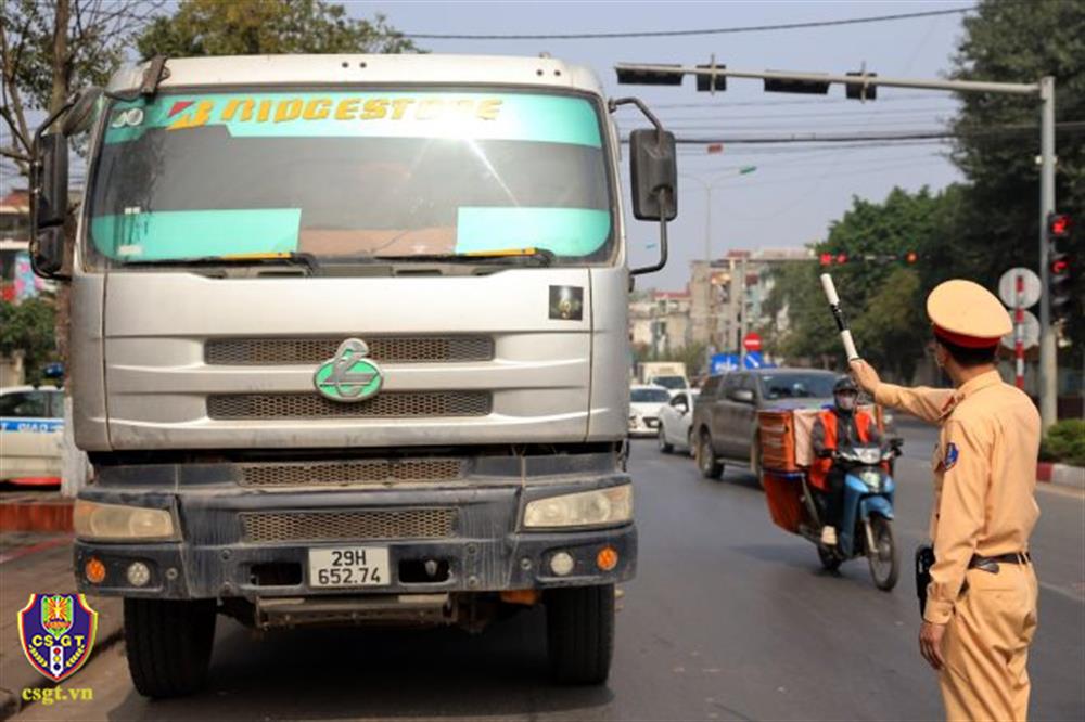 Kiểm soát xe quá tải cũng là một trong những chuyên đề trọng tâm của Cảnh sát giao thông.