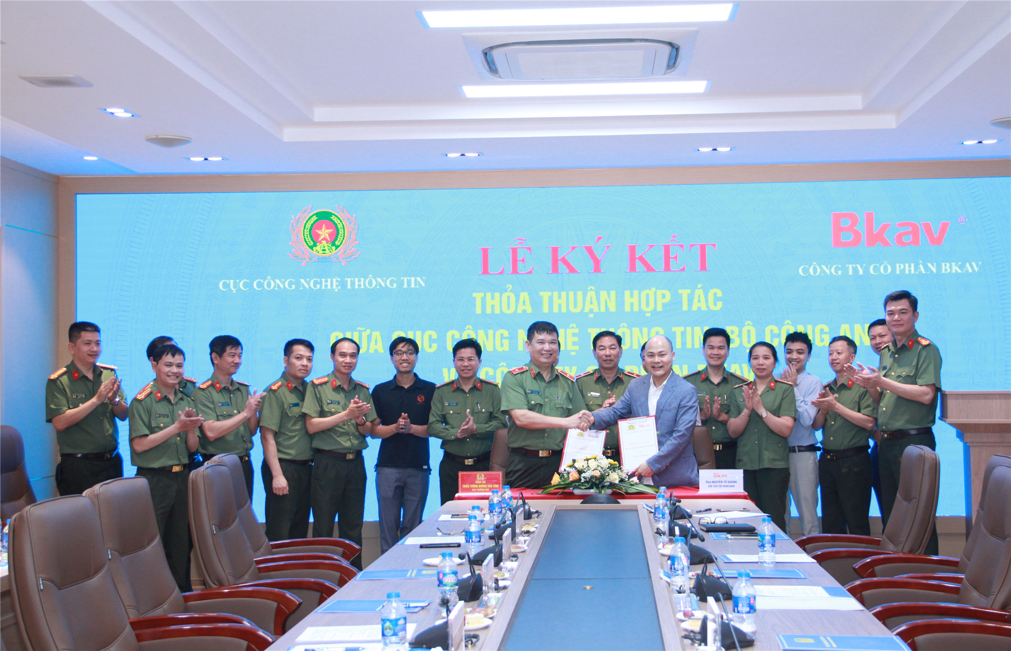 Thiếu tướng Dương Văn Tính; ông Nguyễn Tử Quảng ký kết và trao Biên bản thoả thuận hợp tác giữa Cục Công nghệ thông tin, Bộ Công an và Công ty Cổ phần Bkav trong công tác chuyển đổi số và bảo đảm an toàn thông tin.