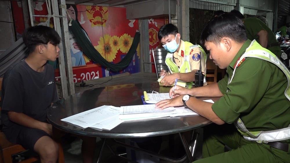 Lực lượng Công an thành phố Long Xuyên xử lý nghiêm các trường hợp thanh thiếu niên vi phạm an ninh trật tự.