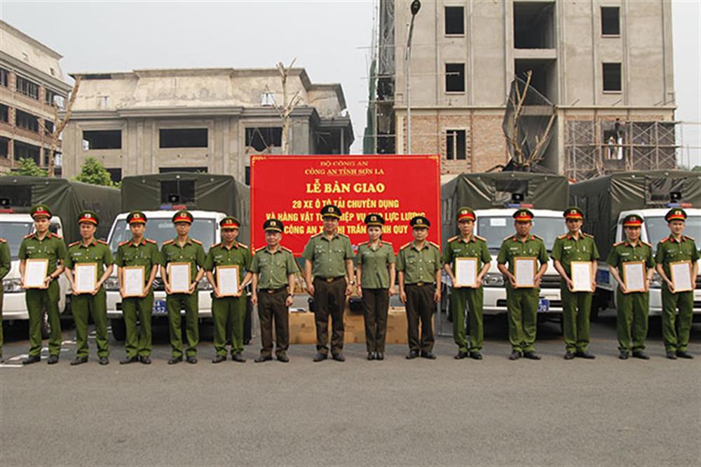 Bàn giao xe ô tô chuyên dụng và hàng vật tư nghiệp vụ cho lực lượng Công an xã, thị trấn.