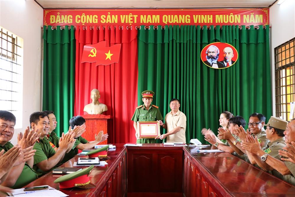 Công an thị trấn Kiên Lương được Giám đốc Công an tỉnh và Chủ tịch Ủy ban nhân dân huyện tặng Giấy khen vì có thành tích xuất sắc trong công tác đấu tranh phòng, chống tội phạm.