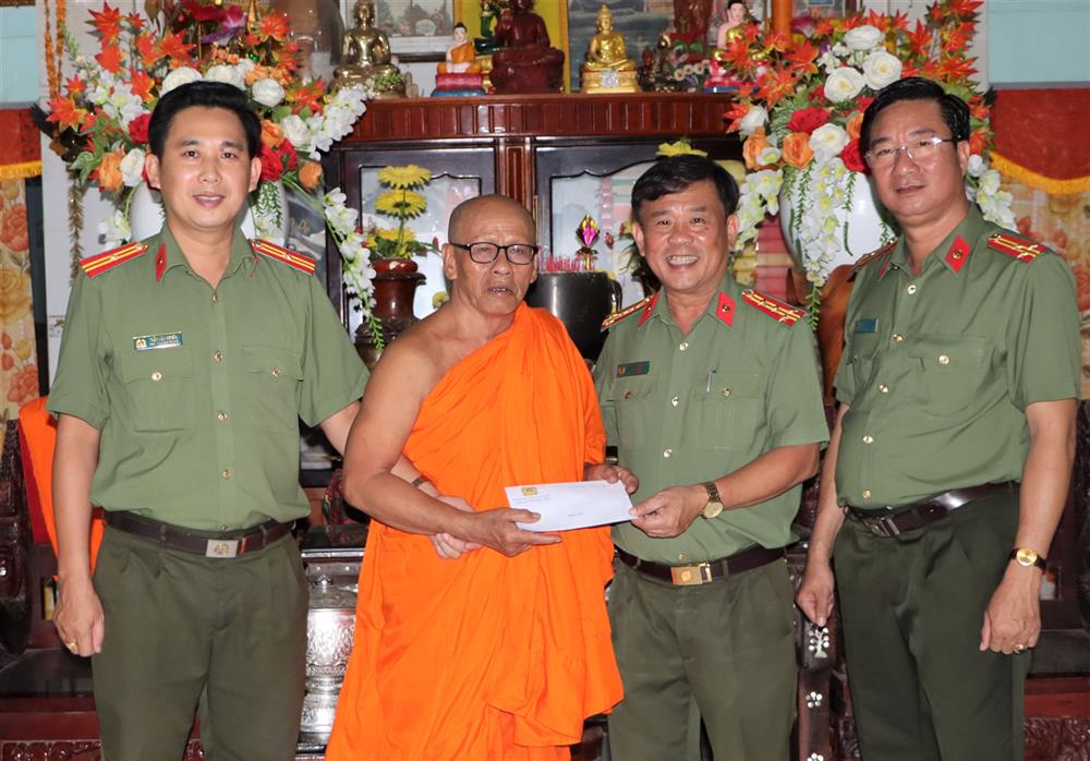 Đại tá Lê Thanh Hùng thăm hỏi, tặng quà và chúc mừng Hòa thượng Hữu Hinh cùng các vị chư tăng đón Tết cổ truyền. 