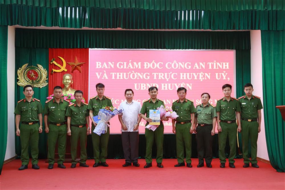 Ban Giám đốc Công an tỉnh Sơn La và Ủy ban nhân dân huyện Sông Mã thưởng nóng cán bộ, chiến sỹ tham gia đấu tranh Chuyên án.