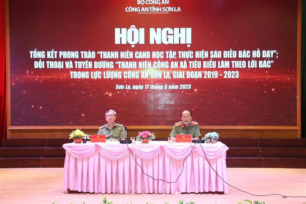 Đại tá Đinh Công Thành và Đại tá Vì Quyền Chứ, Phó Giám đốc Công an tỉnh Sơn La trả lời những câu hỏi của Đoàn viên, thanh niên Công an xã.