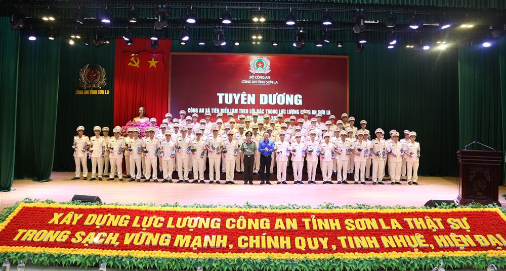 75 Thanh niên Công an xã tiêu biểu trong lực lượng Công an Sơn La học và làm theo lời Bác.