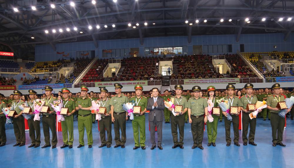 Các đại biểu tặng hoa và quà lưu niệm các đội tuyển tham dự Hội thi.